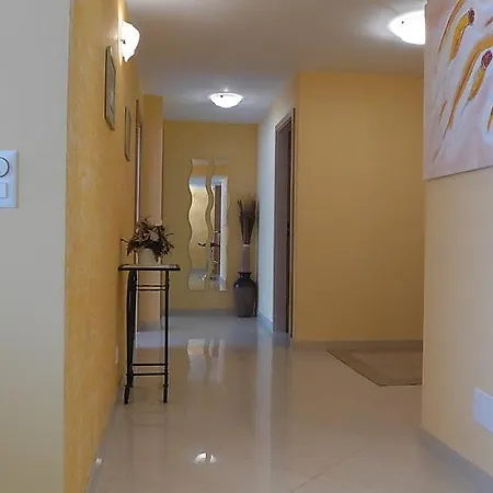شقة Sleeps 4 Wifi